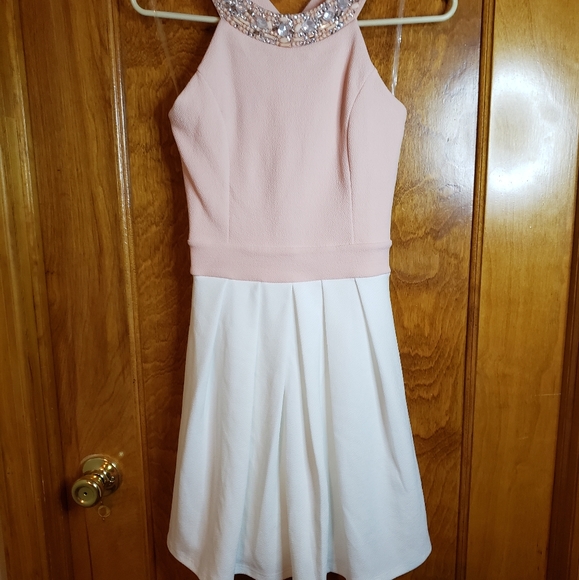 White and Baby Pink dress - Picture 2 of 7